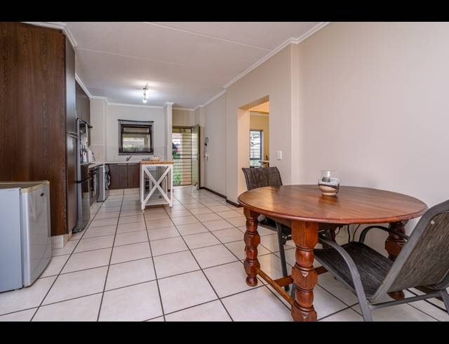 2 BEDROOM APARTMENT FOR SALE IN BRYANSTON